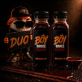 Deux bouteilles BÖY SAUCE Original 250 ml et la mascotte sushi tenant une pancarte DUO