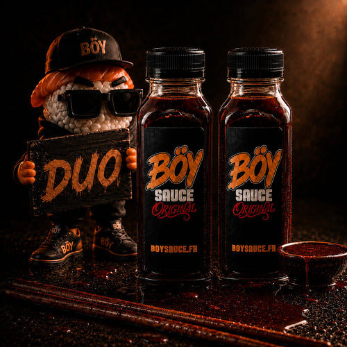 Deux bouteilles BÖY SAUCE Original 250 ml et la mascotte sushi tenant une pancarte DUO
