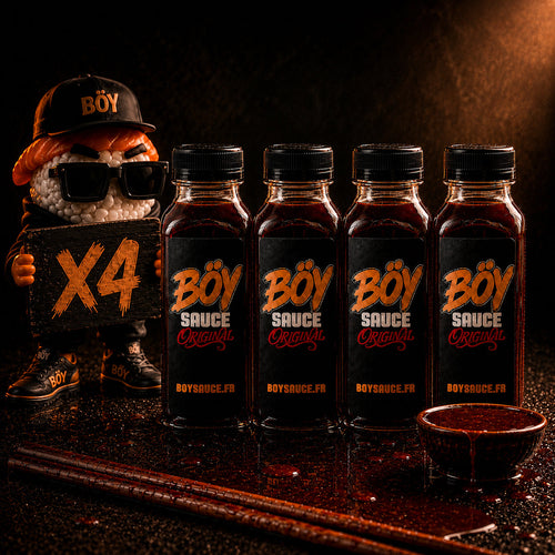 Quatre bouteilles BÖY SAUCE Original 250 ml et la mascotte sushi tenant une pancarte X4